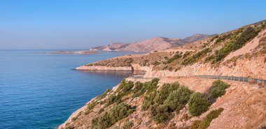Sabahın erken saatlerinde Dodecanese Adaları 'nın ve pelerinlerin inanılmaz ana hatları. Ege Denizi 'nin kıyı şeridi ve Türkiye' deki Datca Yarımadası 'nı geçen yol manzarası.
