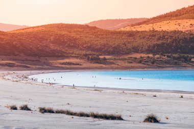 Türkiye 'deki ünlü Salda Gölü' nde çimen çalıları olan beyaz kumlu sahili dar zoom manzarası. Doğanın harikaları ve Türk maldivleri konsepti