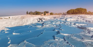 Türkiye 'nin başlıca turistik merkezlerinden biri travertineler ve Pamukkale kaplıcaları. Türk tatil beldesinde manzara panoramik görünümü