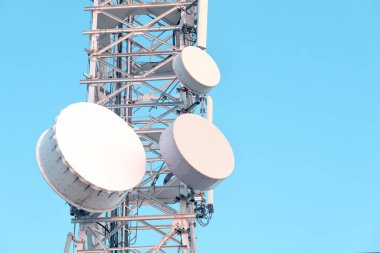 Elektromanyetik dalgaların alımı ve iletimi için telekomünikasyon antenleri televizyon sinyali, internet ve radyo medyası için kullanılabilir