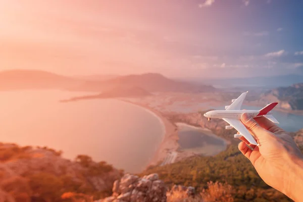 Mano Sosteniendo Avión Juguete Fondo Playa Laguna Atardecer Concepto Apertura —  Fotos de Stock