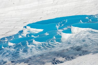 Denizli yakınlarındaki Pamukkale tatil beldesinde ünlü travertineler. Beyaz mineral kaya çıkıntıları ve termal su kaynakları. Doğanın mucizesi