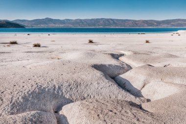 Beyaz tortu kayaları ve tebeşir yatakları arasında küçük bir dere akar. Toprak erozyonu ve doğal park kavramı