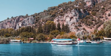 Türk bayraklı gemi ve feribot turistleri Akdeniz Türkiye 'nin doğal harikası Dalyan Nehri Delta ve antik Kaunos kentine taşıdı