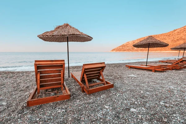 Solsängar Och Parasoller Väntar Semesterfirare Stranden Ovabuku Datca Halvön Turkiet — Stockfoto