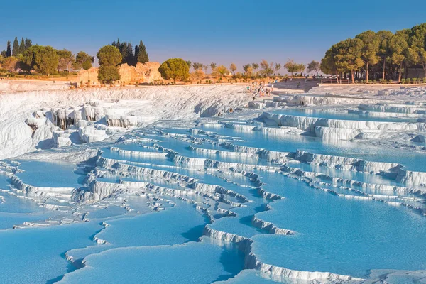 Türkiye 'nin başlıca turistik merkezlerinden biri travertineler ve Pamukkale kaplıcaları. Türk tatil beldesinde manzara panoramik görünümü