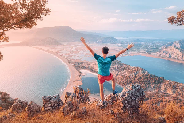 Happy Fit Muž Rozpřáhl Ruce Zároveň Těší Ohromující Výhled Vrcholu — Stock fotografie