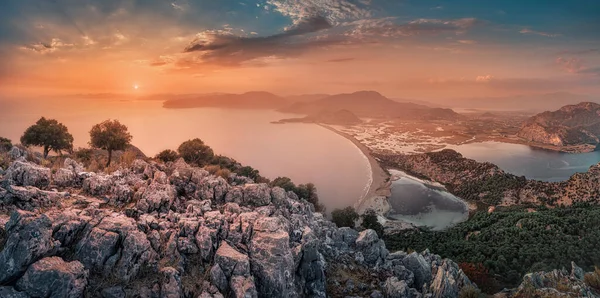 Färgglad Och Majestätisk Solnedgång Över Liten Vik Medelhavet Turkiet Utsikt — Stockfoto