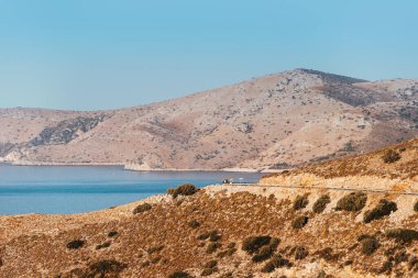 Sabahın erken saatlerinde Dodecanese Adaları 'nın ve pelerinlerin inanılmaz ana hatları. Ege Denizi 'nin kıyı şeridi ve Türkiye' deki Datca Yarımadası 'nı geçen yol manzarası.