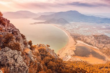 Bozburun Dağı 'ndan Iztuzu Sahili' ne, Dalyan Nehri Deltası 'na ve gün batımında Sulungur Gölü' ne kadar manzaralı paniramik manzara. Görkemli sonbahar manzarası. Türkiye 'nin doğal harikalarını keşfedin