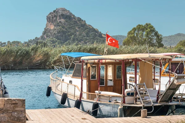 悬挂土耳其国旗的游轮和渡船将游客运送到土耳其地中海自然保护区 伊斯图祖达利亚河三角洲和古城考纳斯 — 图库照片