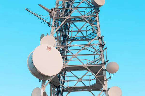 09 Eylül 2020, Dalyan, Türkiye: RFS - Radyo Frekans Sistemleri Şirketi logosu metal direğe monte edilmiş beyaz anten çanağı