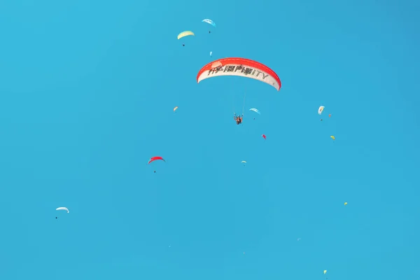 2020年9月10日 トルコ オルデニス パラグライダーは観光客や行楽客にエンターテイメントとして乗り 素晴らしい高さで飛んでいる間にアドレナリンの投与量を得る — ストック写真