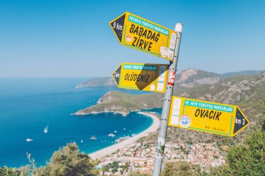 10 Eylül 2020, Oludeniz, Türkiye: Babadag ve Oludeniz tatil beldesini gösteren Lycian Way tabela direği