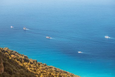 Turist ve yolcu gemilerinden oluşan küçük bir filo, yolcuları yerel gösterilere götürüyor.