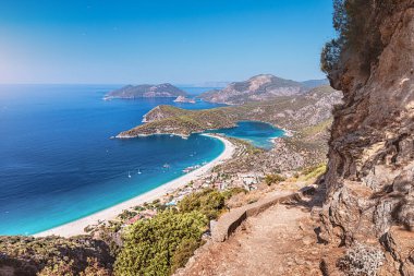 Lycian yolu ve Türkiye 'nin ünlü ve popüler tatil beldesi Oludeniz, muhteşem bir kumsal manzarası ve turkuaz suyu olan bir koy. Tatil ve plaj tatili konsepti