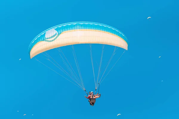 Eylül 2020 Oludeniz Türkiye Paragliderler Turistlere Tatilcilere Eğlence Olsun Diye — Stok fotoğraf