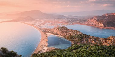 Dağın tepesinden mavi körfeze ve Türkiye 'nin Dalyan kasabası yakınlarındaki lagüne kadar göz kamaştırıcı panoramik manzara. Ünlü Akdeniz tatil beldeleri ve doğanın harikaları