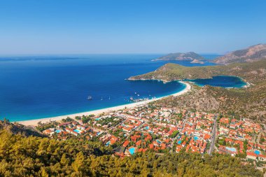 Türkiye 'nin ünlü ve popüler tatil beldesi Oludeniz, fantastik bir kumsal barı ve turkuaz suyu olan bir körfez manzarası. Tatil ve plaj tatili konsepti