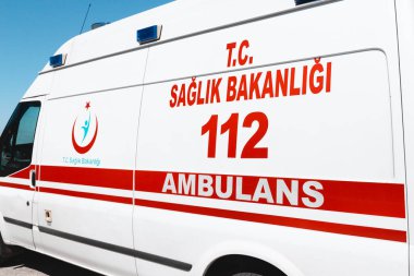 10 Eylül 2020, Oludeniz, Türkiye: Türkiye 'de covid-19 koronavirüs salgını sırasında halka açık bir yerde bir ambulans minibüsü görev yapıyor