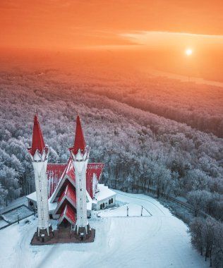 Kışın günbatımında Ufa ve Bashkiria 'nın ünlü şehir simgesi Lala Lale Camii' nin insansız hava aracı görüntüsü. Rusya 'da İslam dini ve Müslüman kültürü