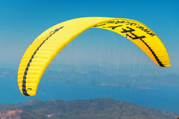 2020年9月9日 土耳其奥卢德尼兹 巴巴达格 背景中的一个滑翔伞翼和蓝天的特写 空中体育和极限运动的积极娱乐和设备概念 — 图库照片