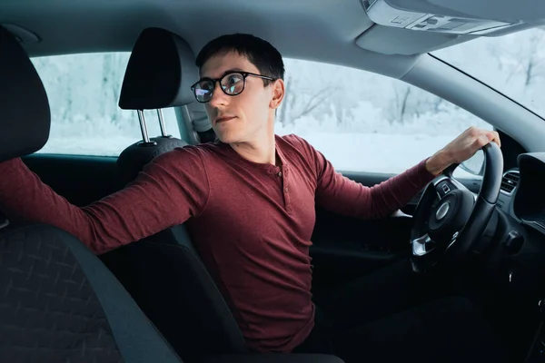 Conductor Con Gafas Dio Vuelta Para Una Mejor Vista Mientras — Foto de Stock