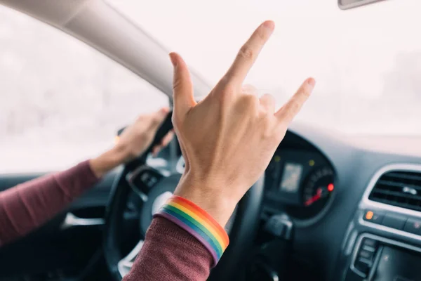 Mão Motorista Volante Com Uma Pulseira Arco Íris Como Símbolo — Fotografia de Stock