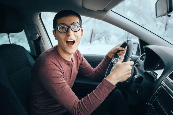 Divertido Ridículo Conductor Nerd Idiota Gafas Grandes Sosteniendo Volante Sonriendo — Foto de Stock