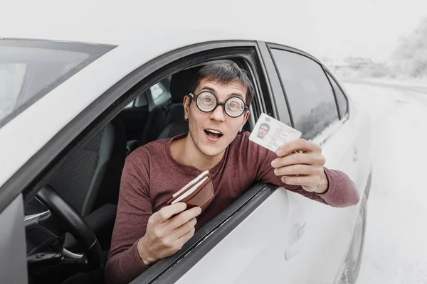 滑稽的书呆子和戴大可笑眼镜的怪胎给他的司机看驾照 警察检查道路和矫正司机视力的概念 — 图库照片