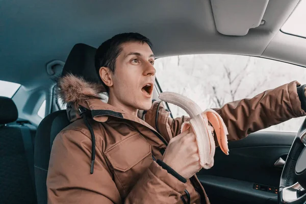 Mannelijke Chauffeur Heeft Een Scherpe Daling Van Bloedsuikerspiegel Hij Eet — Stockfoto