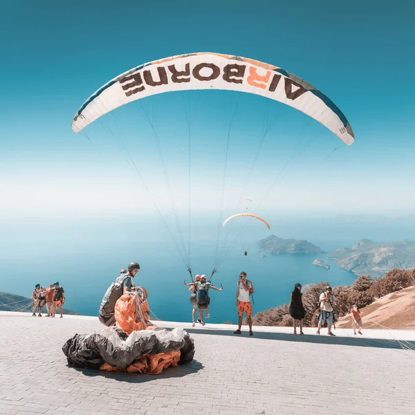 Září 2020 Babadag Oludeniz Turecko Mnoho Paraglidingových Dobrodruhů Vzlétlo Tandemu — Stock fotografie