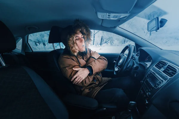 Hombre Chaqueta Baja Trata Mantener Calor Congelarse Coche Parado Invierno — Foto de Stock