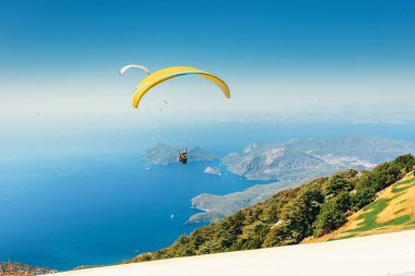 Paragliderler Türkiye 'deki Babadag dağından başlayıp ünlü Oludeniz tatil beldesinin kıyısına uçuyorlar. Hava sporları ve eğlence anlayışı
