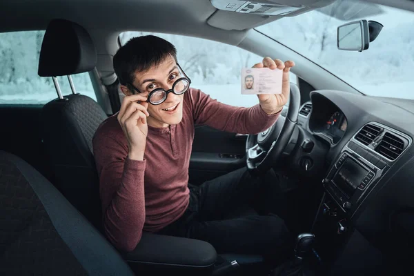 Grappige Nerd Nerd Met Een Enorme Belachelijke Bril Laat Zijn — Stockfoto