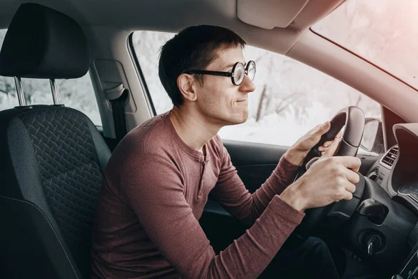 Ridiculo Idiota Conductor Nerd Está Mirando Carretera Sosteniendo Volante Concepto — Foto de Stock