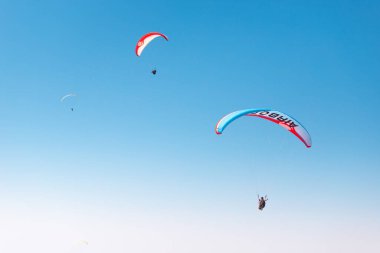 09 Eylül 2020, Babadag, Oludeniz, Türkiye: Gökyüzünde uçan bir grup paraşütçü. Ekstrem hava sporları ve adrenalin arayışı. Babadag dağının ünlü noktasından kalkış.