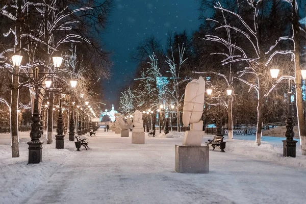 Beco Com Lanternas Esculturas Inverno Perto Universidade Medicina Ufa Noite — Fotografia de Stock