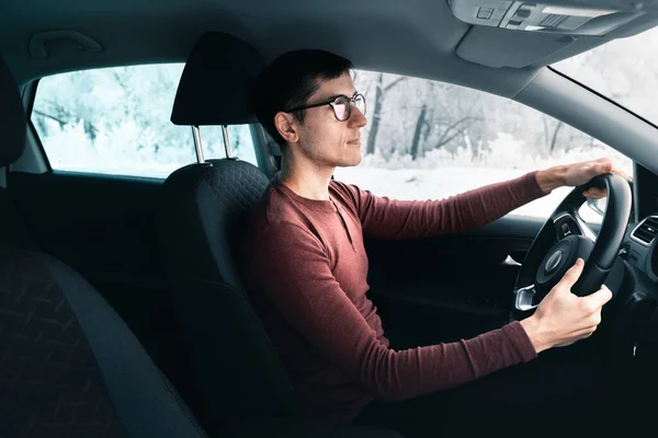 Joven Hombre Caucásico Gafas Con Estilo Conduce Coche Una Carretera —  Fotos de Stock