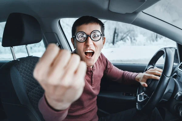 Divertido Ridículo Conductor Nerd Gafas Gritando Cámara Mostrando Puño Dentro — Foto de Stock