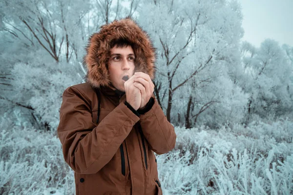 Homem Congela Frio Floresta Tenta Limpar Mãos Com Respiração Conceito — Fotografia de Stock