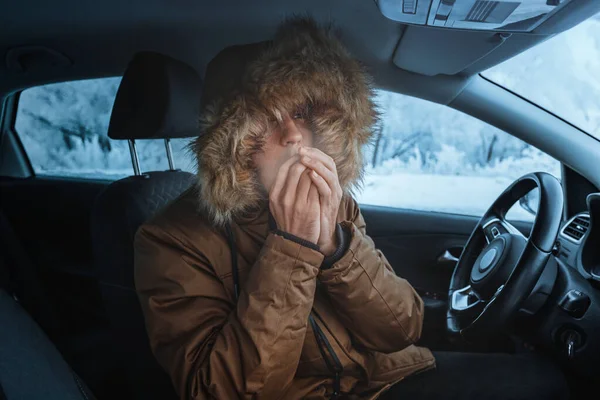 Hombre Chaqueta Baja Trata Mantener Calor Congelarse Coche Parado Invierno — Foto de Stock