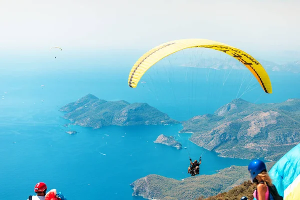 Září 2020 Babadag Oludeniz Turecko Tým Paraglidistů Dobrodruhů Vzlétl Tandemu — Stock fotografie