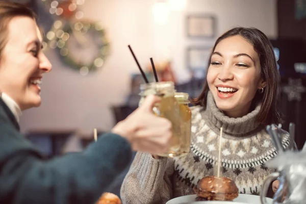 Mujer Feliz Tintinea Sidra Caliente Con Amigos Durante Celebración Año — Foto de Stock