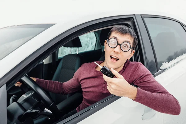 Motorista Engraçado Óculos Olho Segurando Chave Carro Sorrindo Para Câmera — Fotografia de Stock