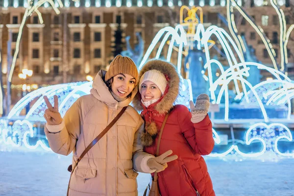 Girl Friends Having Fun City Center Decorated Lights Garlands Christmas — Stock Photo, Image