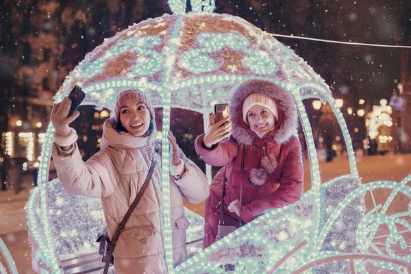 Girl Friends Taking Selfie Photo Illuminated Fairy Tale Carriage Horses — Stock Photo, Image