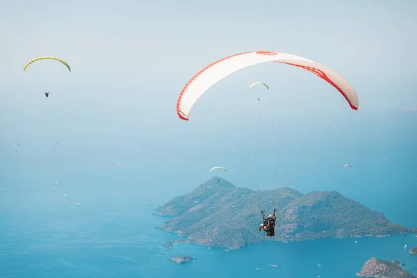 Září 2020 Babadag Oludeniz Turecko Skupina Paraglidistů Letících Modré Obloze — Stock fotografie