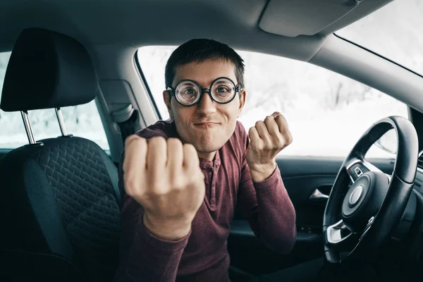 Divertido Ridículo Conductor Nerd Gafas Gritando Cámara Mostrando Puño Dentro — Foto de Stock