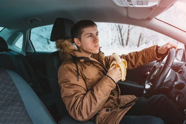 Mannelijke Chauffeur Heeft Een Scherpe Daling Van Bloedsuikerspiegel Hij Eet — Stockfoto